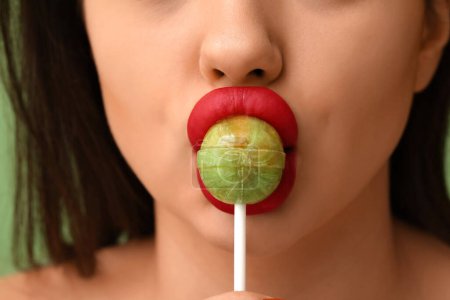 Téléchargez les photos : Jeune femme avec rouge à lèvres et sucette, gros plan - en image libre de droit