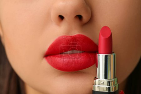 Téléchargez les photos : Belle femme appliquant du rouge à lèvres, gros plan - en image libre de droit