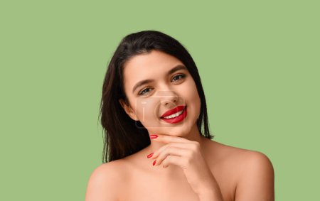 Téléchargez les photos : Jolie jeune femme avec rouge à lèvres rouge sur fond vert, gros plan - en image libre de droit