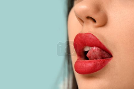 Téléchargez les photos : Jeune femme avec rouge à lèvres rouge vif sur fond de couleur, gros plan - en image libre de droit