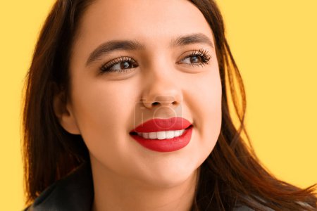 Téléchargez les photos : Belle femme souriante avec rouge à lèvres rouge sur fond jaune, gros plan - en image libre de droit