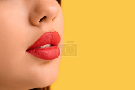Téléchargez les photos : Belle jeune femme avec rouge à lèvres sur fond jaune, gros plan - en image libre de droit