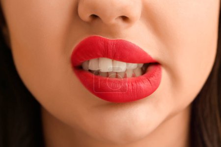 Téléchargez les photos : Belle femme avec rouge à lèvres rouge vif, gros plan - en image libre de droit