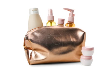Foto de Bolsa con conjunto de productos cosméticos de viaje aislados sobre fondo blanco - Imagen libre de derechos