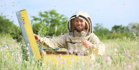 Männlicher Imker bei der Arbeit in seinem Bienenhaus