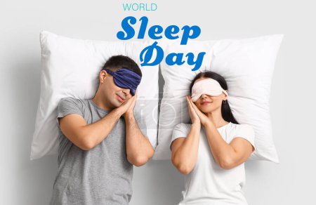 Téléchargez les photos : Bannière pour la Journée mondiale du sommeil avec jeune couple en pyjama, avec oreillers et masques - en image libre de droit