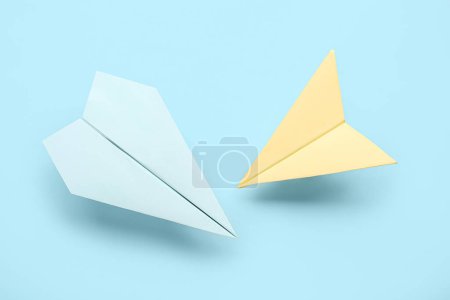 Foto de Colorful paper planes on blue background - Imagen libre de derechos