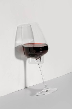 Téléchargez les photos : Verre de vin rouge sur fond blanc - en image libre de droit