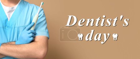 Téléchargez les photos : Bannière pour la Journée nationale des dentistes avec un médecin tenant une brosse à dents électrique - en image libre de droit