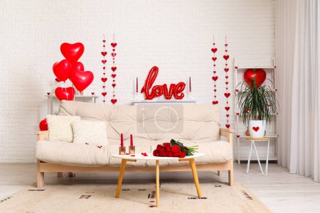 Foto de Interior del salón festivo con sofá blanco y decoración para la celebración del Día de San Valentín - Imagen libre de derechos