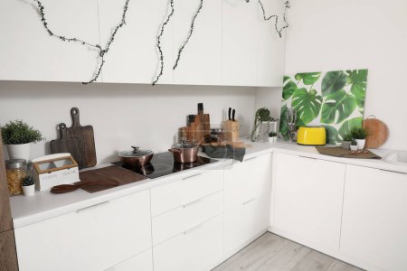 Foto de Interior de la cocina moderna con mostradores y utensilios blancos - Imagen libre de derechos