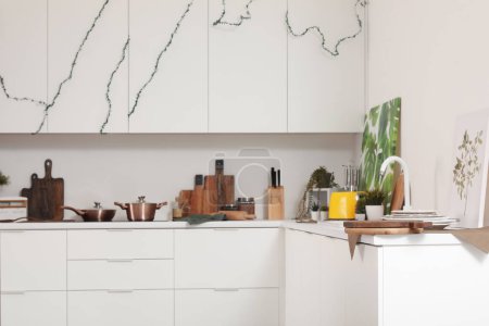 Foto de Interior de la cocina moderna con mostradores y utensilios blancos - Imagen libre de derechos