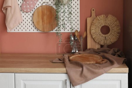 Foto de Mostrador de cocina de madera con tablas de cortar, toallas y utensilios - Imagen libre de derechos