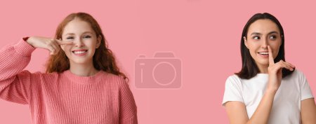Téléchargez les photos : Jeunes femmes montrant leur nez sur fond rose avec espace pour le texte - en image libre de droit
