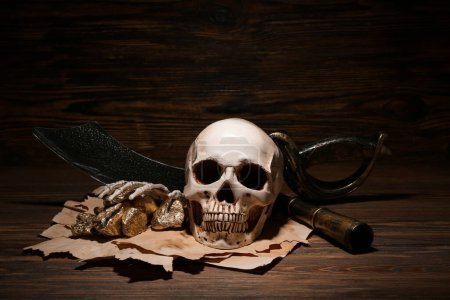 Téléchargez les photos : Crâne humain avec pépites d'or, épée et vieux manuscrits sur fond de bois brun - en image libre de droit