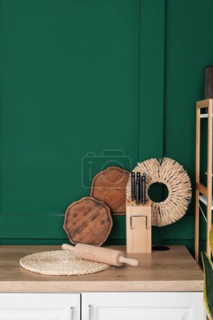 Foto de Tableros de cortar, rodillo y utensilios en el mostrador de cocina de madera - Imagen libre de derechos