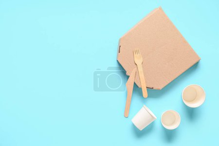 Foto de Takeaway paper cups, pizza box and cutlery on blue background - Imagen libre de derechos