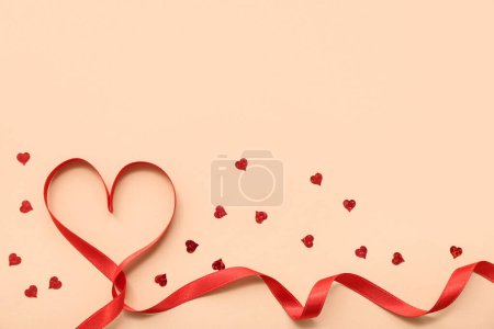 Foto de Corazón hecho de cinta roja sobre fondo de color. Celebración de San Valentín - Imagen libre de derechos
