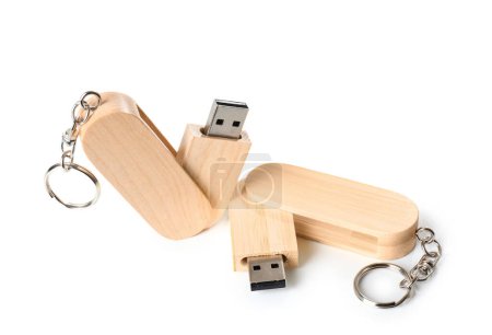 Foto de Unidades flash USB de madera aisladas sobre fondo blanco - Imagen libre de derechos
