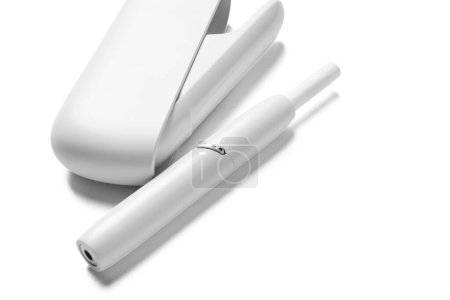 Téléchargez les photos : Cigare électronique moderne avec bâton isolé sur fond blanc - en image libre de droit