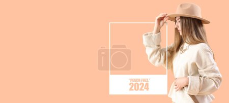 Foto de Mujer joven con estilo sobre fondo de color. Melocotón Fuzz - color del nuevo año 2024 - Imagen libre de derechos