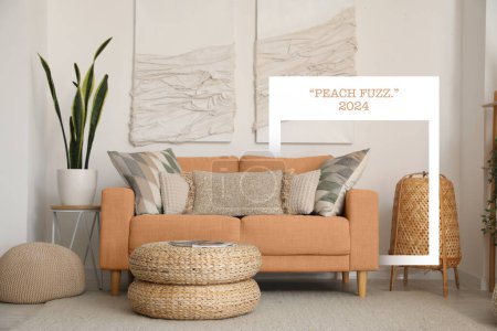 Foto de Elegante interior doméstico con sofá de pelusa de melocotón cerca de la pared de luz - Imagen libre de derechos