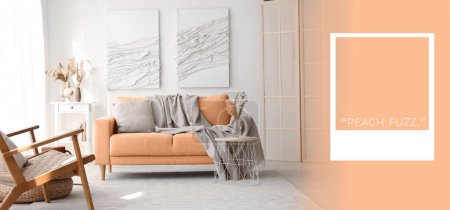 Foto de Elegante interior doméstico con sofá de pelusa de melocotón cerca de la pared de luz - Imagen libre de derechos