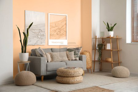 Foto de Elegante interior doméstico con sofá gris cerca de la pared de pelusa de melocotón - Imagen libre de derechos