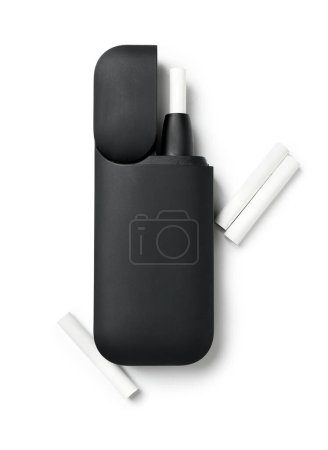 Téléchargez les photos : Cigare électronique moderne avec des bâtons isolés sur fond blanc - en image libre de droit
