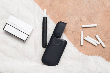 Téléchargez les photos : Cigare électronique moderne, bâtons et pack sur table beige - en image libre de droit