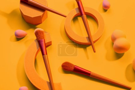 Téléchargez les photos : Podiums décoratifs avec pinceaux de maquillage et éponges sur fond jaune - en image libre de droit