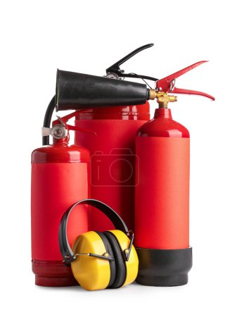 Foto de Extintores y protectores auditivos sobre fondo blanco - Imagen libre de derechos