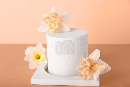Foto de Podios decorativos de yeso con flores narcisas sobre fondo desnudo - Imagen libre de derechos