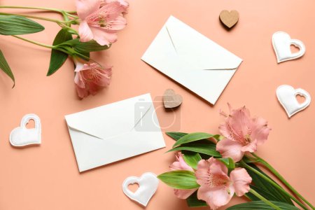 Foto de Composición con hermosas flores de alstroemeria, sobres y corazones sobre fondo de color - Imagen libre de derechos