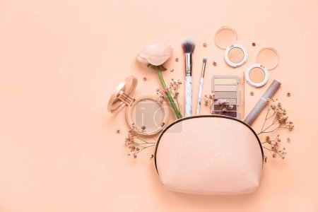 Foto de Composición con bolsa, cosméticos de maquillaje y flores sobre fondo desnudo. Banner para el diseño - Imagen libre de derechos