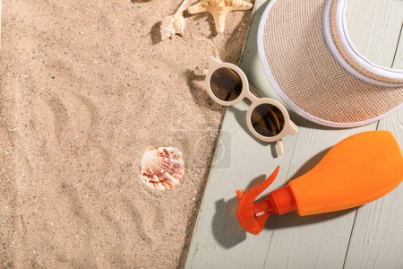 Téléchargez les photos : Bouteille de crème solaire, lunettes de soleil, chapeau de visière et coquillages sur sable. Concept de mélanome - en image libre de droit