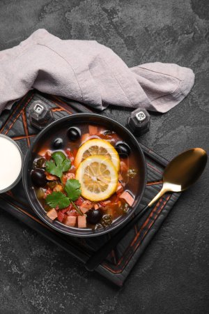 Téléchargez les photos : Bol de soupe Hodgepodge savoureuse sur fond sombre - en image libre de droit