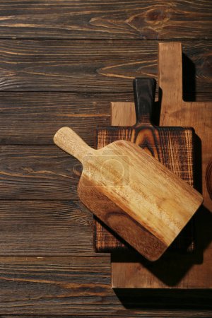 Foto de Diferentes tablas de cortar sobre fondo de madera - Imagen libre de derechos