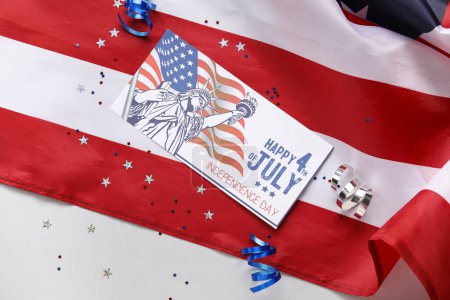 Foto de Tarjeta de felicitación para el Día de la Independencia y la bandera de Estados Unidos sobre fondo gris - Imagen libre de derechos