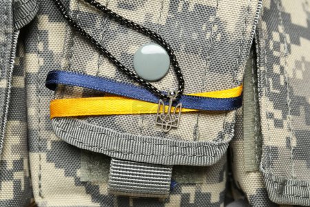 Cadena con escudo de armas ucraniano, cintas en bolsa militar, primer plano
