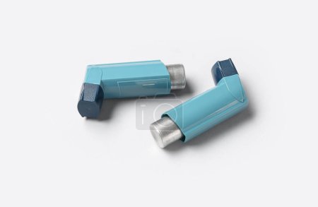 Téléchargez les photos : Inhalateurs d'asthme sur fond gris - en image libre de droit