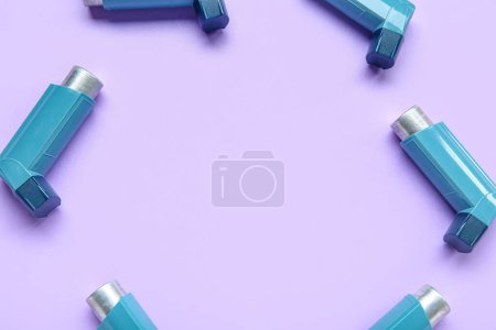 Téléchargez les photos : Cadre en inhalateurs d'asthme sur fond lilas - en image libre de droit