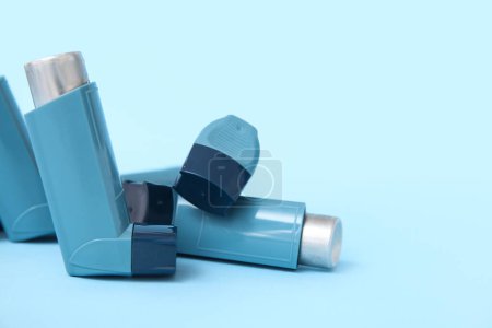 Téléchargez les photos : Inhalateurs d'asthme sur fond bleu - en image libre de droit