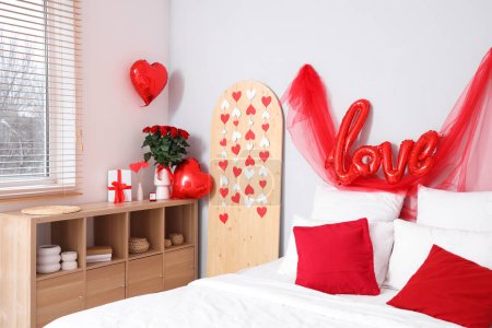 Foto de Estantería con ramo de rosas, anillo de compromiso y caja de regalo en el dormitorio. Celebraciones del Día de San Valentín - Imagen libre de derechos
