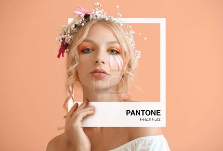Foto de Hermosa joven con maquillaje creativo sobre fondo desnudo. Melocotón Fuzz - color del nuevo año 2024 - Imagen libre de derechos