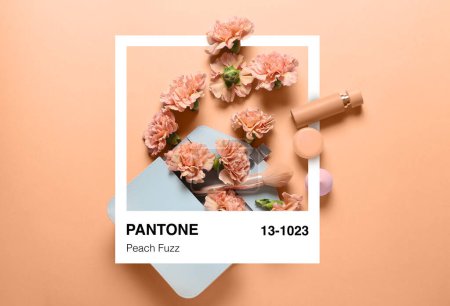 Foto de Hermosas flores de clavel y bolsa con cosméticos de maquillaje sobre fondo desnudo. Melocotón Fuzz - color del nuevo año 2024 - Imagen libre de derechos