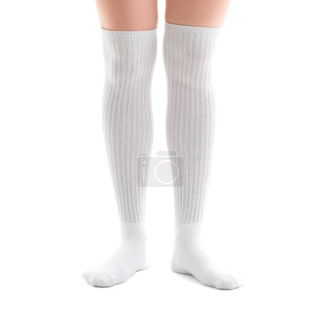 Foto de Piernas de mujer joven en calcetines de rodilla sobre fondo blanco - Imagen libre de derechos