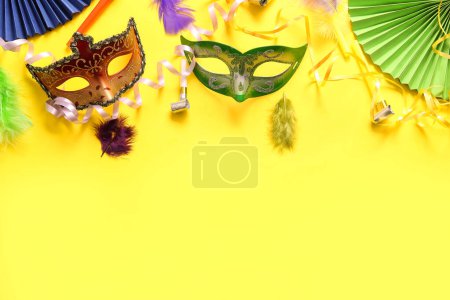 Téléchargez les photos : Masques de carnaval avec cornes de fête et décor pour la célébration de Mardi Gras sur fond jaune - en image libre de droit