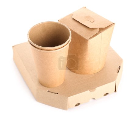 Foto de Tazas y cajas de papel para llevar sobre fondo blanco - Imagen libre de derechos