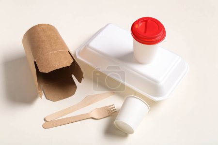 Foto de Tazas de papel para llevar, recipientes y cubiertos sobre fondo blanco - Imagen libre de derechos